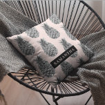 Tropisches Grau-Pink-Ananas-Muster mit Namen Kissen<br><div class="desc">Tropisches Grau-Pink-Ananas-Muster mit Namen</div>