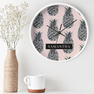 Tropisches Grau & Rosa Ananas-Muster mit Namen Runde Wanduhr