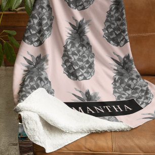 Tropisches Grau & Rosa Ananas-Muster mit Namen Sherpadecke