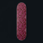 Tropisches Leaf-Muster aus Burgund und Rosa Skateboard<br><div class="desc">Fun Burgundy und Pink Floral Tropical einfach und elegant Leaf Muster. Dieses moderne Muster macht einen niedlichen Ausdruck für Naturliebhaber des Frühlings.</div>