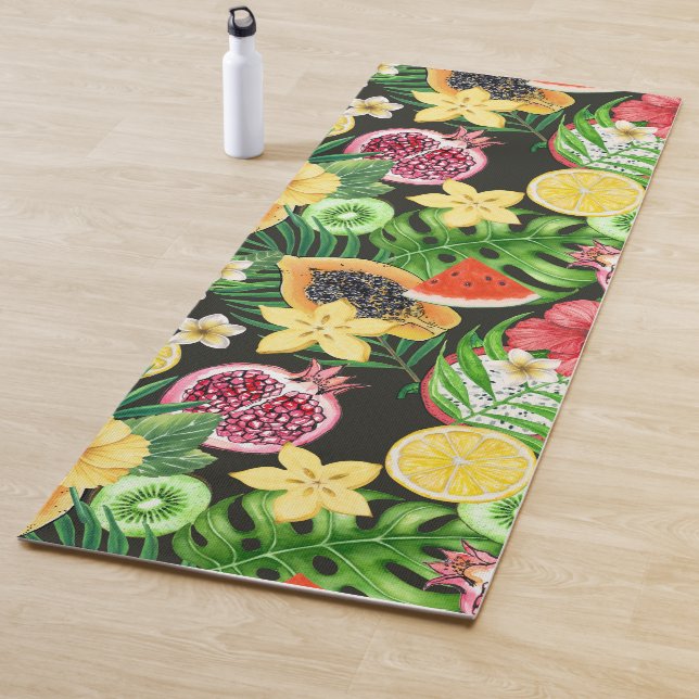 Tropisches Mischobst, Blume und Blätter auf schwar Yogamatte (Beispiel)