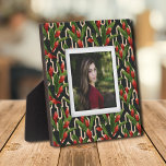 Tropisches Muster Frameless Foto Easel Back Fotoplatte<br><div class="desc">Ein tropisches Blumenmuster in schwarzem Hintergrund, das dimensioniert aussieht, schafft einen wunderschönen Rahmen für Ihr Lieblingsstift auf dieser Tischplatte mit eingebautem Aasel. Das Bild wird direkt auf die Hartplatine gelegt, um ein atemberaubend knuspriges Bild mit einer leicht abwischbaren, sauberen Oberfläche zu erhalten. Gut als Geschenk oder um Ihr Lieblings-Foto in...</div>