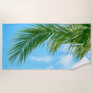 Tropisches Palmenblattparadies unter blauem Himmel Strandtuch