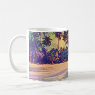 Tropisches Paradies: Meer, Hotel, Strand. Kaffeetasse