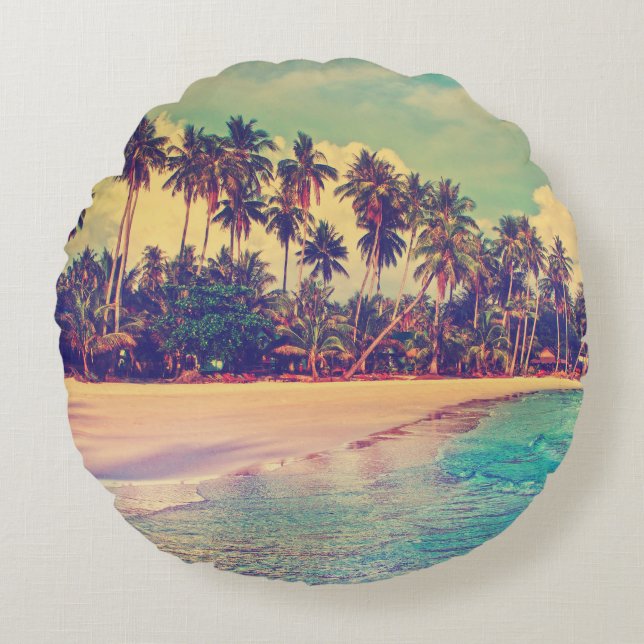 Tropisches Paradies: Meer, Hotel, Strand. Rundes Kissen (Vorderseite)