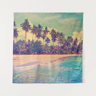 Tropisches Paradies: Meer, Hotel, Strand. Wandteppich