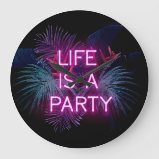 Tropisches Party, Blätter aus Neonpalmen. Große Wanduhr