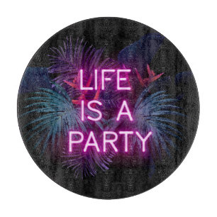 Tropisches Party, Blätter aus Neonpalmen. Schneidebrett