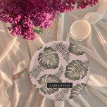 Tropisches Pink & Gold Palm Blätter Muster & Name Pappteller<br><div class="desc">Das tropische Pink & Gold Palm-Blätter zeichnet sich durch ein lebhaftes und exotisches Design aus, das durch tropische Ästhetik inspiriert wird. Die Farbgestaltung ist in Rosa- und Goldtönen gehalten und schafft ein luxuriöses und stilvolles Ambiente. Das Muster besteht aus palmenfarbenen Blätter, die in verschiedenen Größen und Ausrichtungen dargestellt werden und...</div>