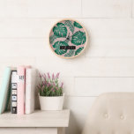Tropisches Pink und grüne Palme Blätter Muster und Uhr<br><div class="desc">Das tropische Blätter Pink & Green Palm ist ein lebendiges Design, das Naturelemente und tropische Ästhetik vereint. Die Blätter sind in Rosa und Grün gehalten, bilden einen auffallenden Kontrast und wirken eindrucksvoll. Das tropische Pink und Green Palm Blätter ist ein lebendiges und visuell faszinierendes Design, das die Schönheit der Natur...</div>
