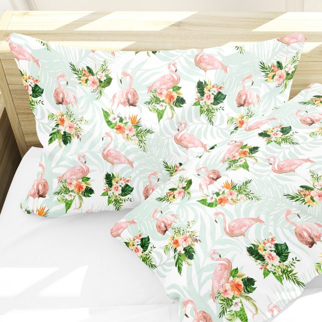 Tropisches Rosa Flamingo Kissenbezug (Tropical flowers and pink flamingos add a fresh summer vibe to your bedroom.)