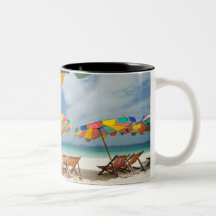 Tropisches Sandstrand- und -Türkismeer. 2 Zweifarbige Tasse