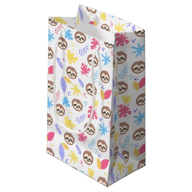 Tropisches Sloth-u. Blätter-Muster Kleine Geschenktüte (Vorderseite Schrägansicht)