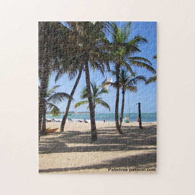 Tropisches Strandszenen-Foto mit weißem Sand und (Vertikal)