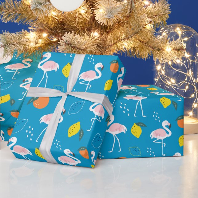 Tropisches Thema Flamingo Früchte auf blauem Hinte Geschenkpapier (Feiertage)