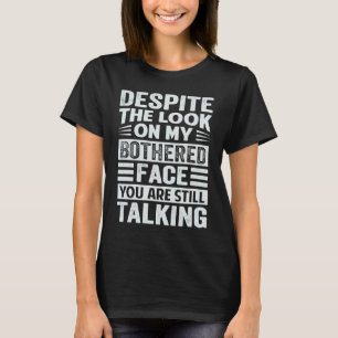 Trotz des Ausdrucks auf meinem besorgten Gesicht b T-Shirt