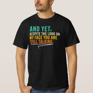 Trotz des Ausdrucks auf meinem Gesicht Lustiger sa T-Shirt