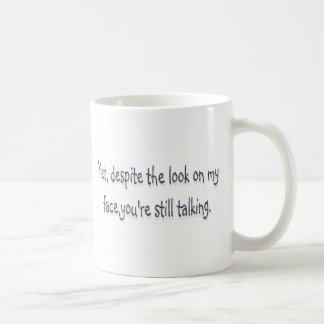 Trotz des Blickes auf meinem Gesicht, sprechen Sie Kaffeetasse