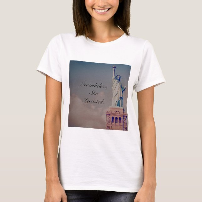 Trotzdem behielt sie den T - Shirt an. (Vorderseite)