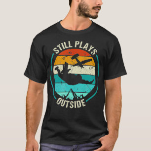 Trotzdem spielt ein Fallschirmspringer im Freien T-Shirt