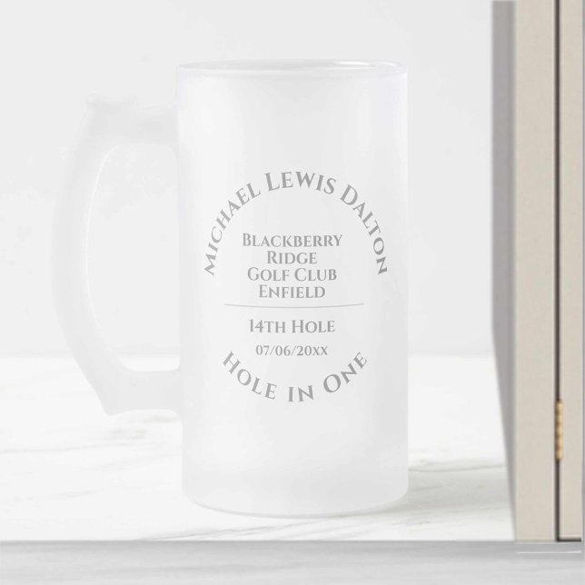 Trou de golf dans une tasse de bière en verre dépo (Créateur téléchargé)