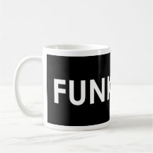 Trouille il vers le haut de la tasse noire