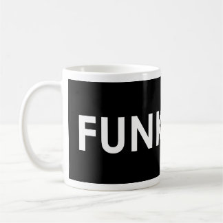 Trouille il vers le haut de la tasse noire