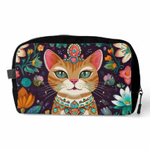 Chat couronné orné de bijoux