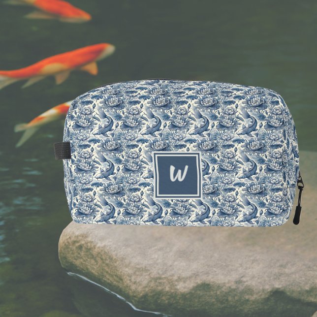 Trousse De Toilette Koi Fish and Water Lily Blue Chinoiserie Monogram (Créateur téléchargé)