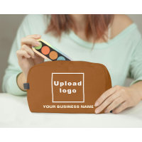 Nom commercial et logo sur le kit Dopp Brown