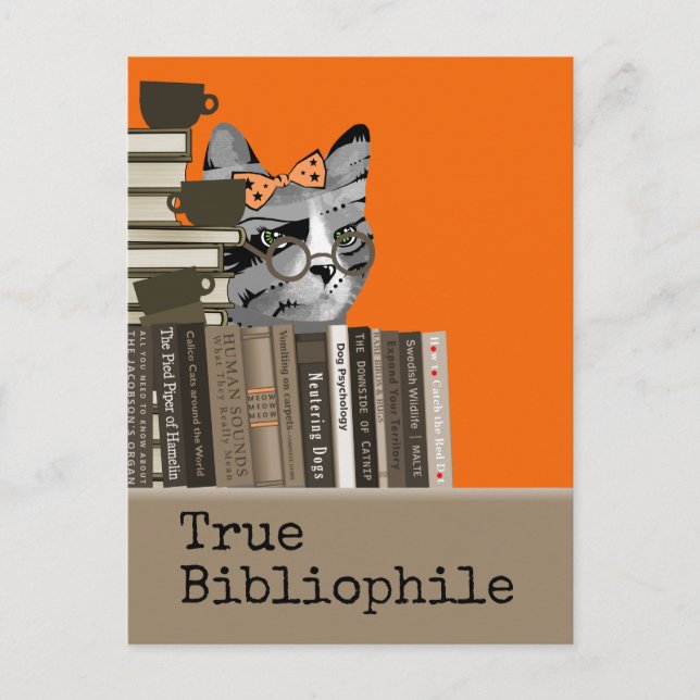 True Bibliophile - Cat with Books Postkarte (Vorderseite)