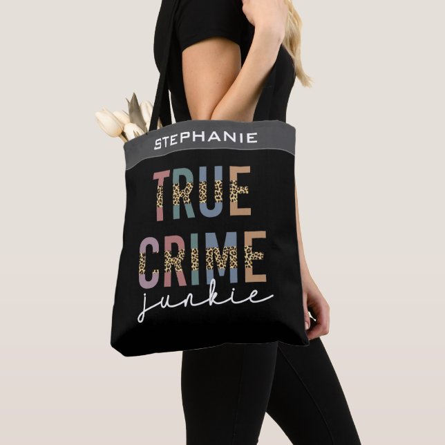 True Crime Junkie | Ermordete Kriminalitätsanzeige Tasche (Von Nahem)
