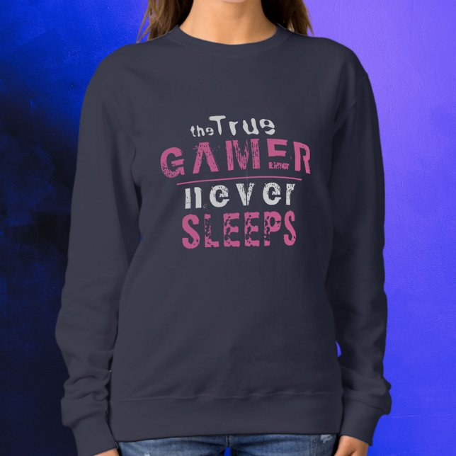 True Gamer schläft nie pinkfarbene Typografie-Game Sweatshirt (Von Creator hochgeladen)