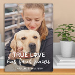 True Love hat 4 Paws Custom Pet Hund Lover Foto Fotoplatte<br><div class="desc">Wahre Liebe hat vier Paws! Feiern Sie Ihre beste Freundin mit einer individuellen, einzigartigen Hundeplakette und Sake-Foto. Überraschen Sie Ihren Lieblingshundliebhaber, ob Geburtstag, Muttertag, Valentinstag oder Weihnachten mit dieser niedlichen Liebe Foto-Hundeplakette. Diese wahre Liebe mit Pfotenprint Foto Decke ist das perfekte Geschenk für sich selbst, Familie oder Freunde, denn wir...</div>