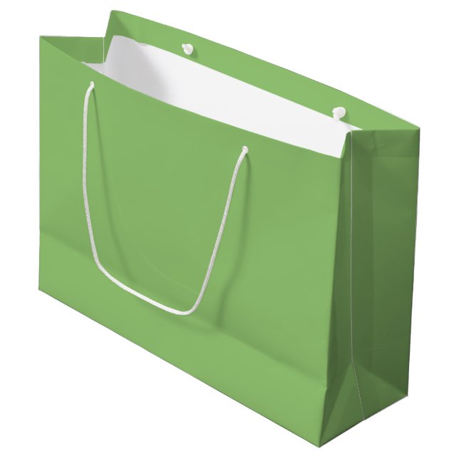 True Pistachio Green Große Geschenktüte (Vorderseite Schrägansicht)
