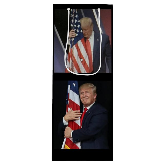 Trump 2020 Trump drängt die amerikanische Flagge Geschenktüte Für Weinflaschen (Vorderseite)