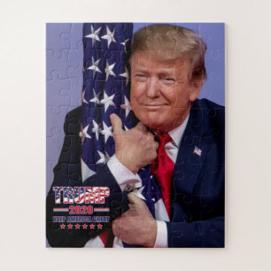 Trump 2020 Trump umarmt die amerikanische Flagge