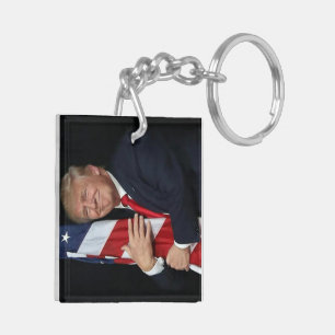 Trump 2020 - Trump umarmt die amerikanische Flagge Schlüsselanhänger