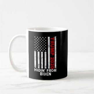 Trump 2020 versteckt sich vor der US-Flagge gegen Kaffeetasse