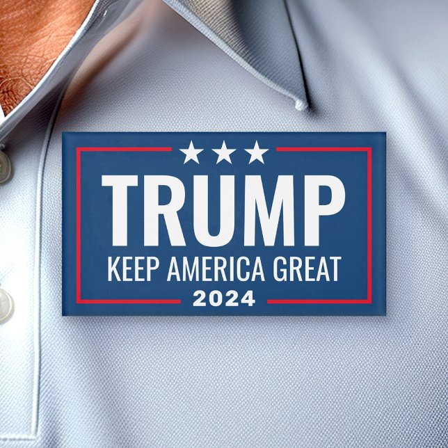 Trump 2024 Behielt Amerika groß - blau rot Namenschild (Von Creator hochgeladen)