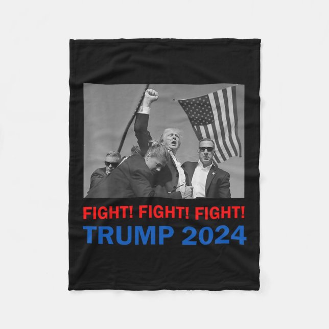 Trump 2024 kämpft gegen Donald Trump Fist Pum Fleecedecke (Vorderseite)
