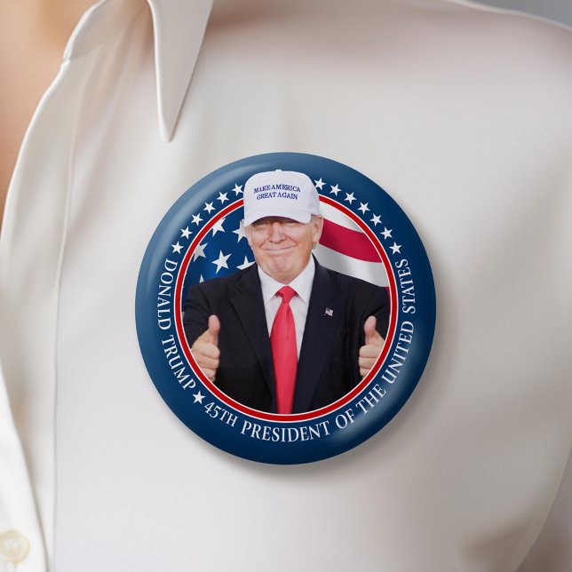 Trump 2024 mit MAGA Hat und Thumbs Up Foto Button (Trump 2024 Button)