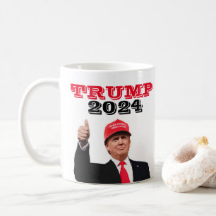 Trump 2024 stockt auf kaffeetasse
