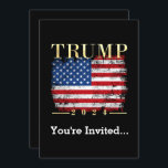 Trump 2024 Vornehme Gold Vintage amerikanische Fla Einladung<br><div class="desc">Schöne elegante goldfarbene Schrift mit Grunge im Vintagen Stil der amerikanischen Flagge. Dieses elegante Trump-Geschenk 2024 ist perfekt für Männer,  für ihn oder für alle,  die Präsident Trumps Wiederwahlkampf in einer Kundgebung oder in der Nähe der Stadt unterstützen.</div>