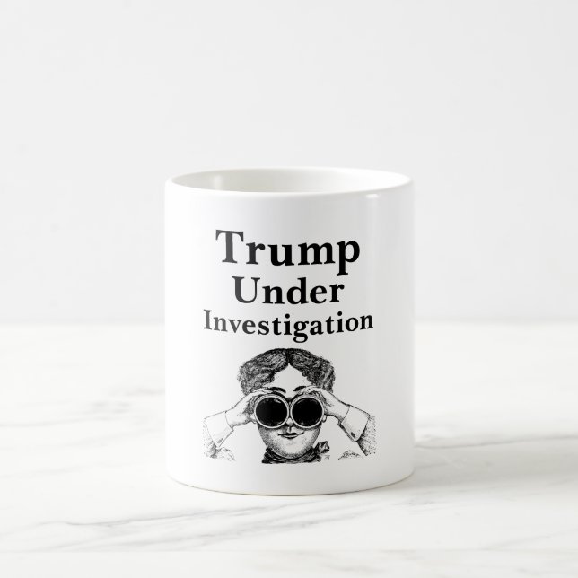 Trump befindet sich unter der Tasse des Ermittlung (Mittel)