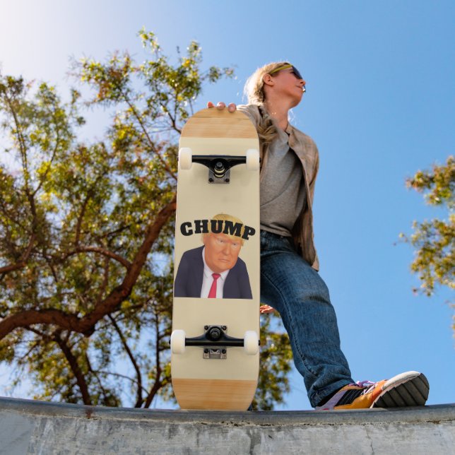 Trump/Chump Skateboard (Extérieur 1)