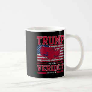 Trump das wahre Verdikt, das sich über den Flaggen Kaffeetasse