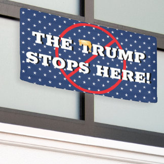 Trump hält hier an Banner fest