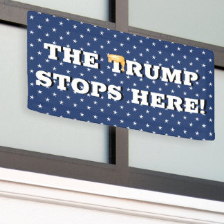 Trump hält hier an Banner fest