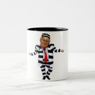 Trump im Gefängnis Zweifarbige Tasse